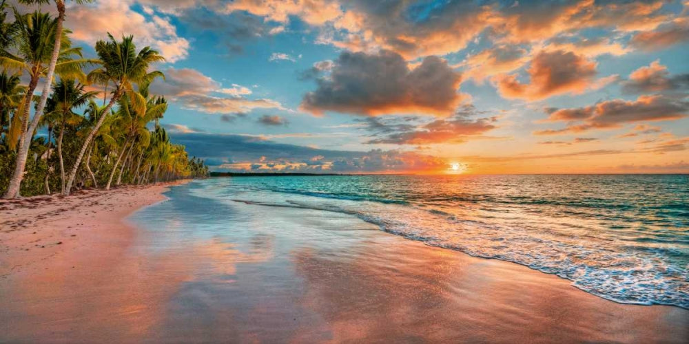 Beach in Maui, Hawaii, at sunset — Pangea Images