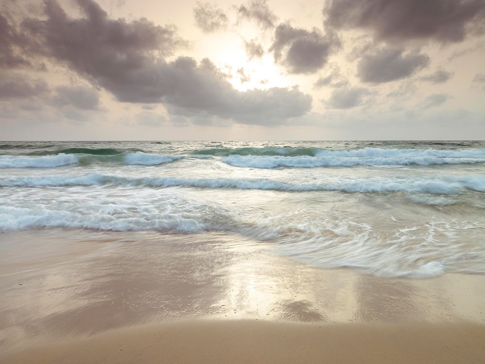 Praia Tranquila sob as Nuvens — Frank, Assaf