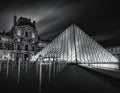 Louvre à Noite — W., Catherine
