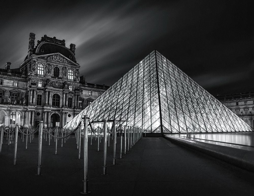 Louvre à Noite — W., Catherine